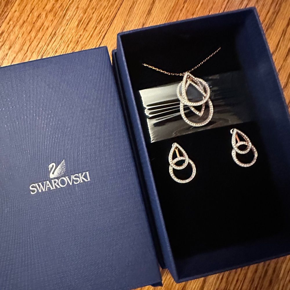 Swarovski Gold Teardrop Necklace Set (New) - Picture 2 of 4